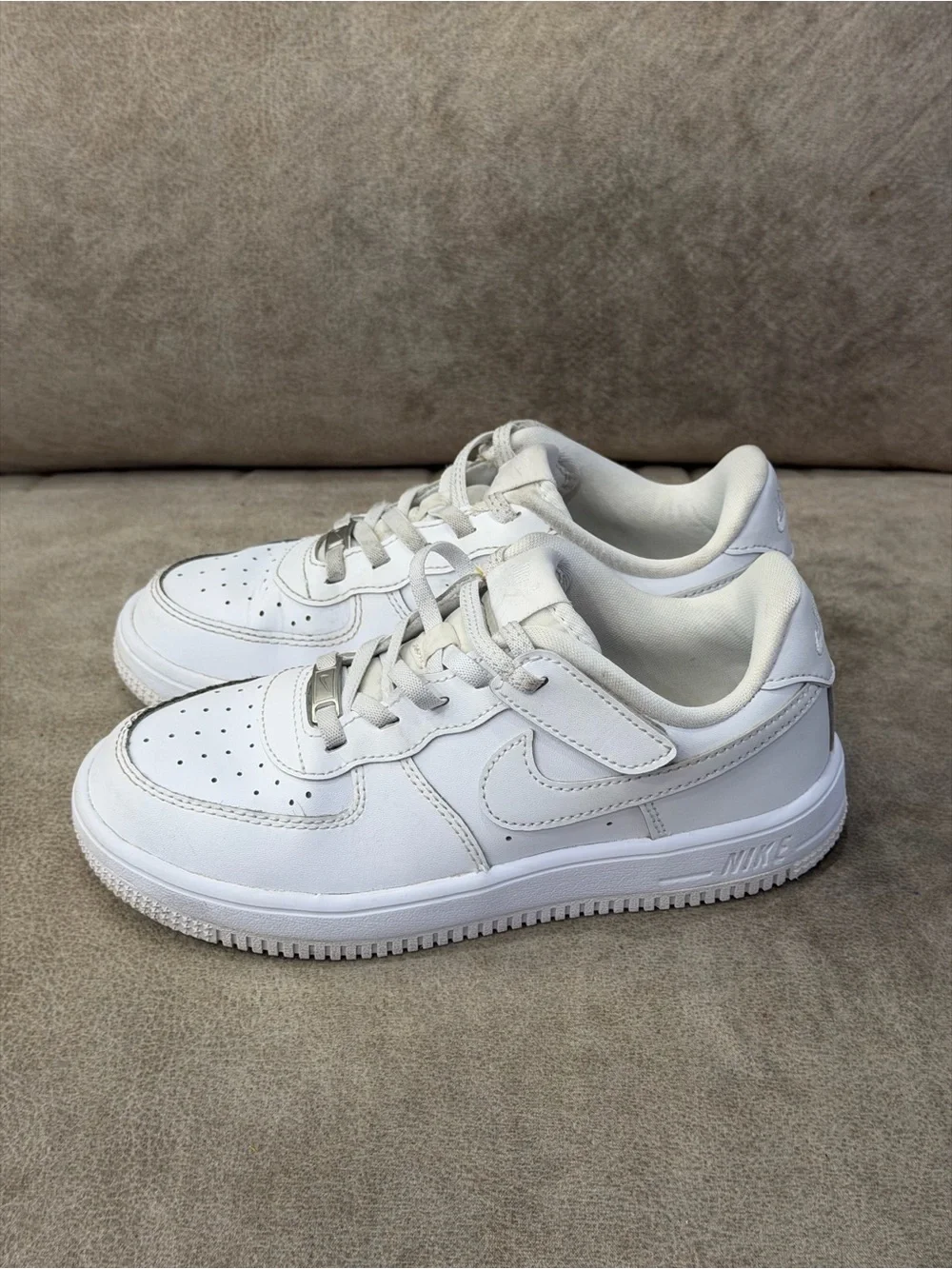 Nike Force 1 Low EasyOn Triple White Kids Size 1.5Y FN0237-111